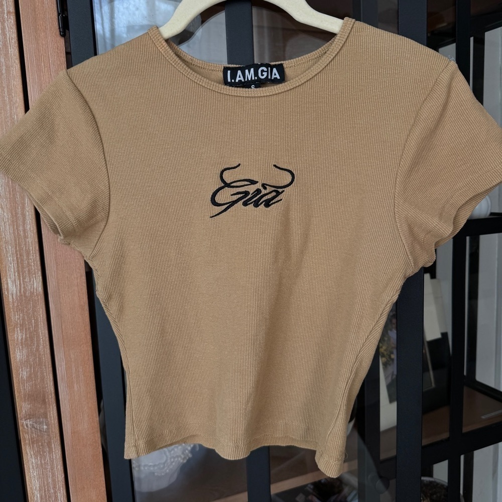 Y2K I.AM.GIA Baby tee cropped top crew beige sand tan ribbed embroidered logo